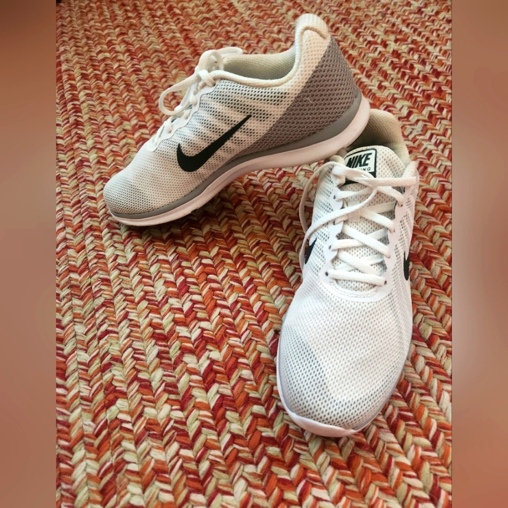 Nike Womens In Season super lightweight  Trainers-6 white mesh Size 8